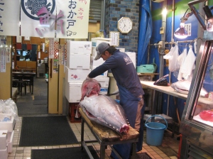 Breaking down bluefin at Tsukiji